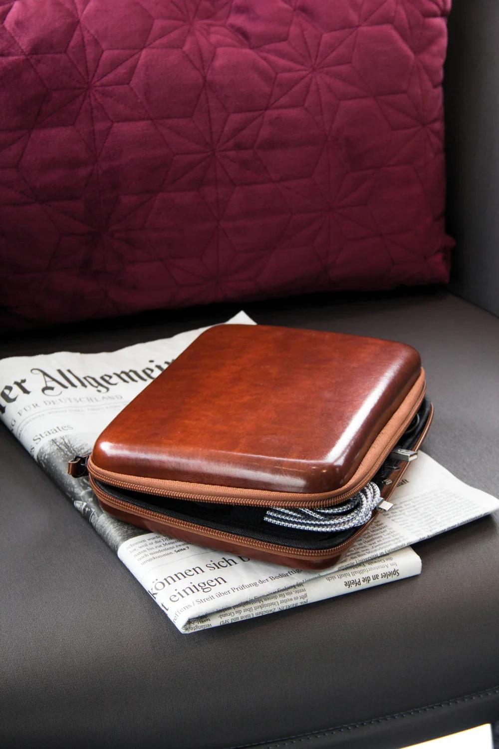 BROWN TRAVEL CASE - Image 3