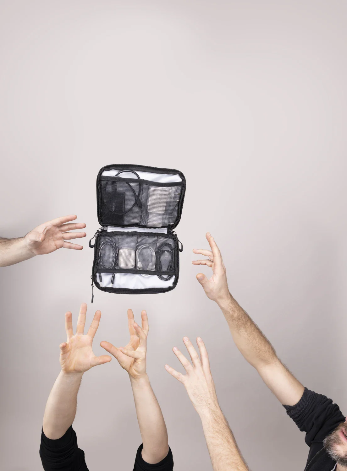 TROIKA BLACK TECH POUCH 2 - Image 4