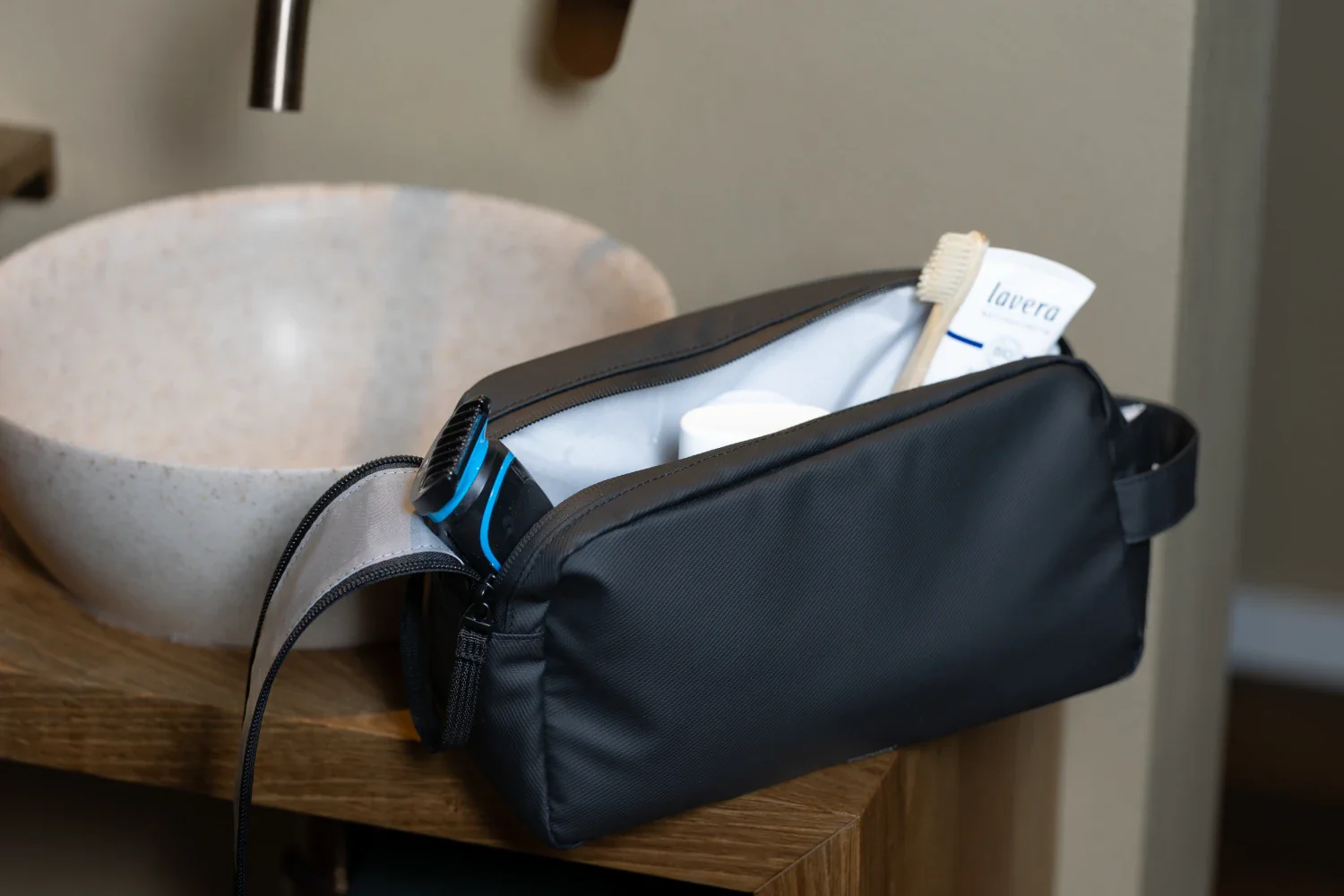TROIKA BLACK WASHBAG 2 - Image 8